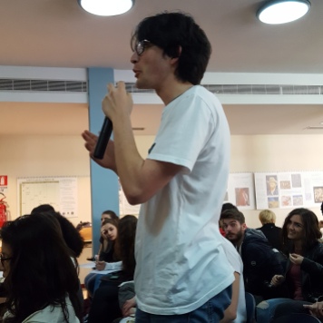 Foto dell'incontro degli studenti del Liceo Scientifico A. Oriani di Ravenna con l'autrice del romanzo "La prima verità", Simona Vinci